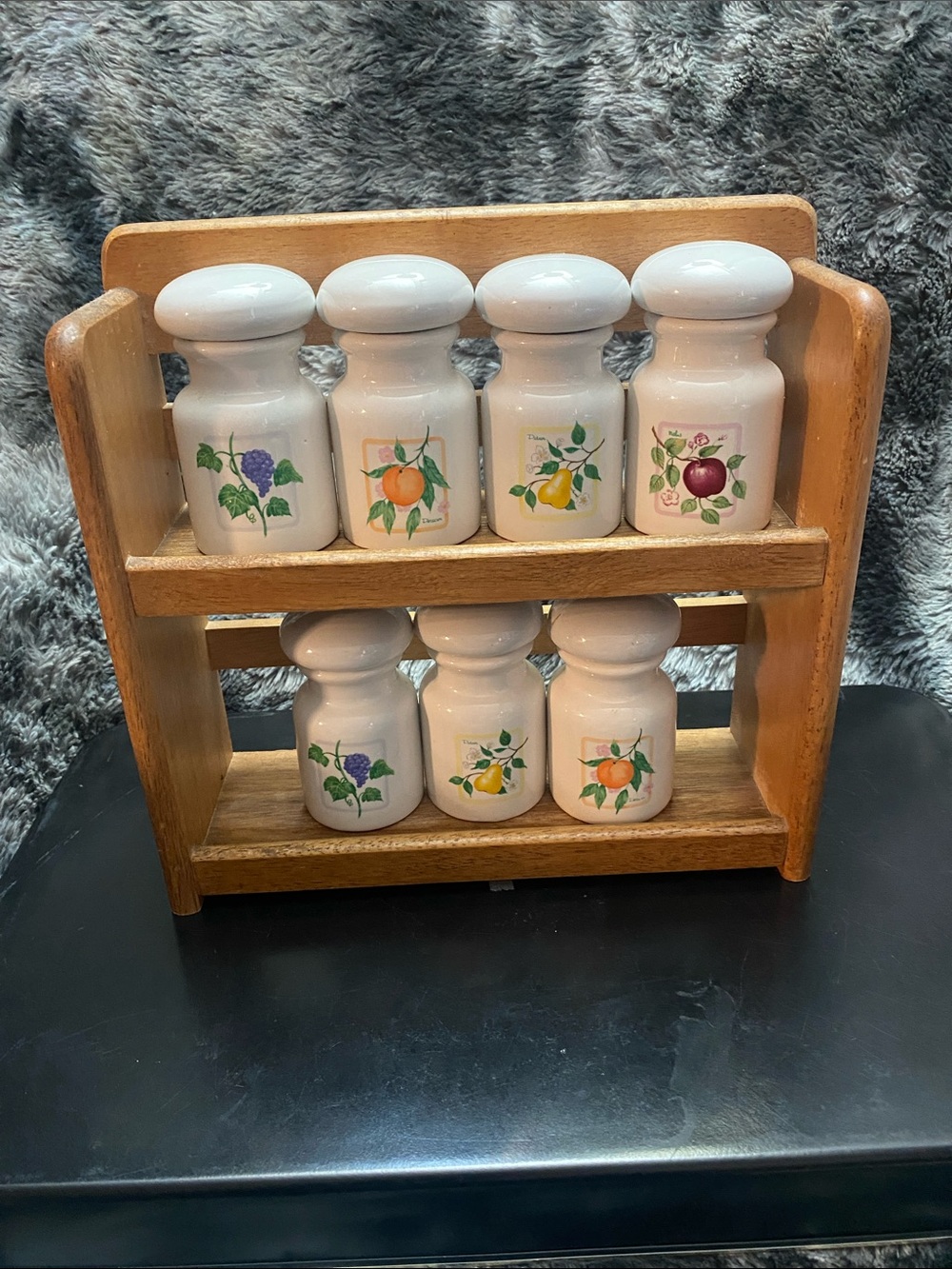 HIMARK  VINTAGE 7 FRUIT BOTTLE
SPICE JARS & WOOD RACK